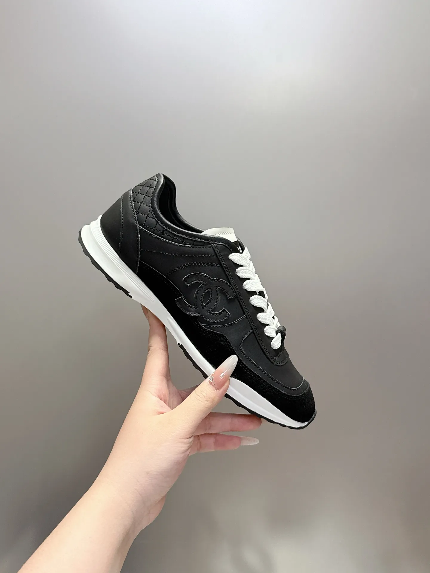 👟👟Ex-factory price 500👟👟 (size 35-40) Chanel 25p panda sneakers! It’s really out of the spotlight recently, and there’s a reason why it’s so popular! The upper is made of first-layer calfskin, with a sheepskin lining, which is breathable and comfortable. It has a full whitening effect and can easily show off your slender legs when paired with any style of clothes. Whoever wears it will look better~ The comfort level is simply amazing. Beauty and comfort coexist, and they are extremely versatile. Wearing it can easily walk ten or twenty thousand steps without any pressure, and it feels light and breathable. The classic black and white color scheme is really the best for spring and summer wear! No matter what kind of clothes you wear in daily life, you can never go wrong. You can mix and match them beautifully and look very delicate and stylish. People with wide feet don’t have to worry about making their feet look fat. Wearing it will make your feet look better. I really love this pair of shoes. Come and get a pair to make your steps more comfortable and fashionable!